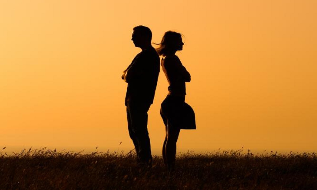 চুমু খেতে চায় না প্রেমিক, পুলিশে অভিযোগ প্রেমিকার!