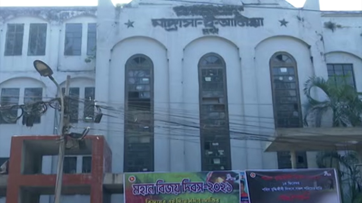 হলের দাবিতে মাদরাসা শিক্ষার্থীদের বিক্ষোভ