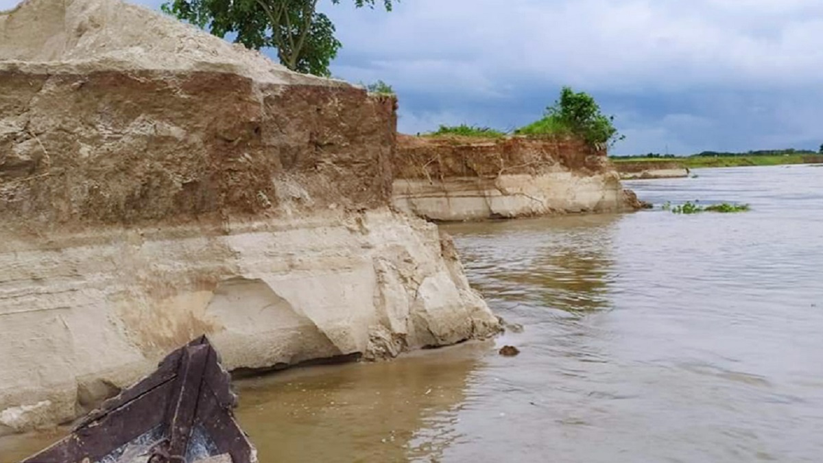 নদীতে স্রোত নেই, তবু অসময়ে ভাঙছে মহানন্দা