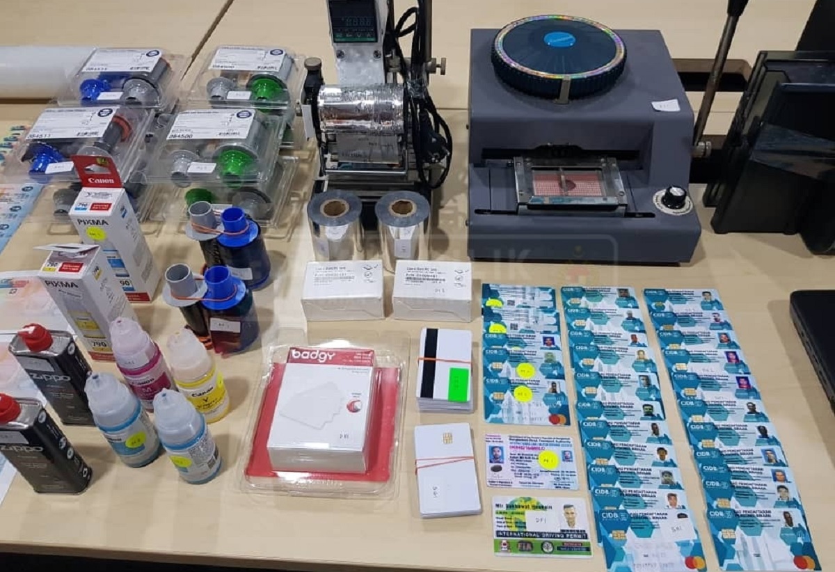 মালয়েশিয়ায় জাল ভিসা তৈরির সরঞ্জামসহ দুই বাংলাদেশি গ্রেফতার