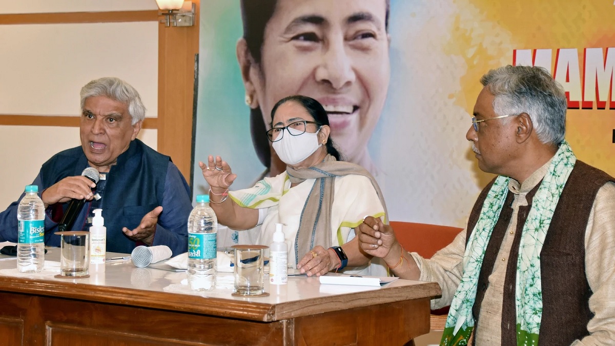 বসে বসে জাতীয় সংগীত গাইলেন মমতা, থানায় অভিযোগ দায়ের