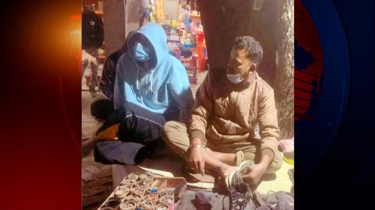 জুতা সেলাইকারী বন্ধুর সঙ্গে গল্পে মজেছেন মাশরাফী; ছবি ভাইরাল