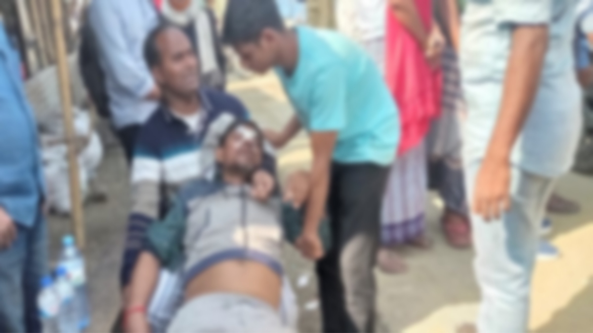 পরাজিত প্রার্থীর ভাইয়ের লাঠির আঘাতে বিজয়ী মেম্বার আহত