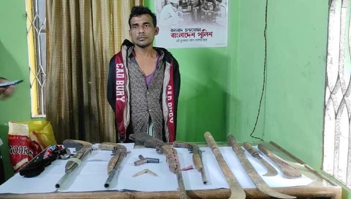 মহেশখালীতে অস্ত্র ও গুলিসহ সন্ত্রাসী গ্রেফতার