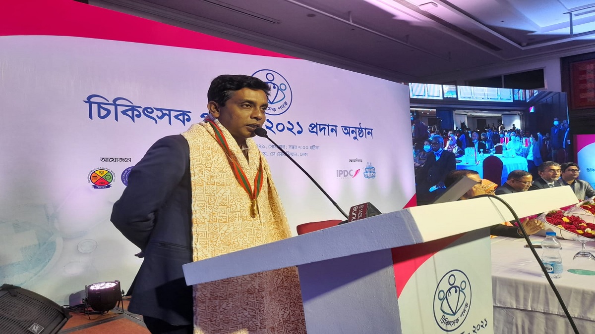 ‘চিকিৎসক পদক-২০২১’ তুলে দেয়া হলো সাংবাদিক মোহসীন-উল হাকিমের হাতে