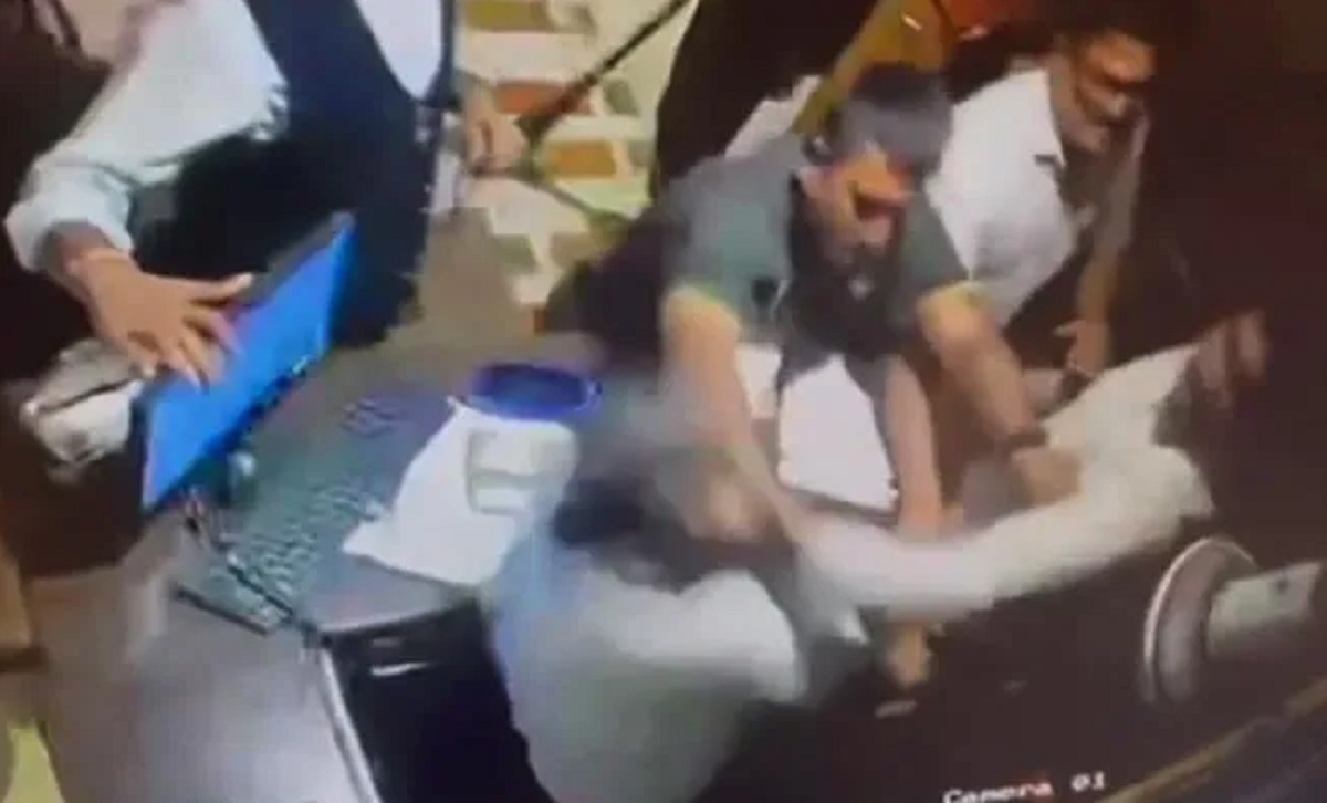 ফ্রি খাবার না দেয়ায় রেস্টুরেন্ট ম্যানেজারকে পেটালেন পুলিশ কর্মকর্তা