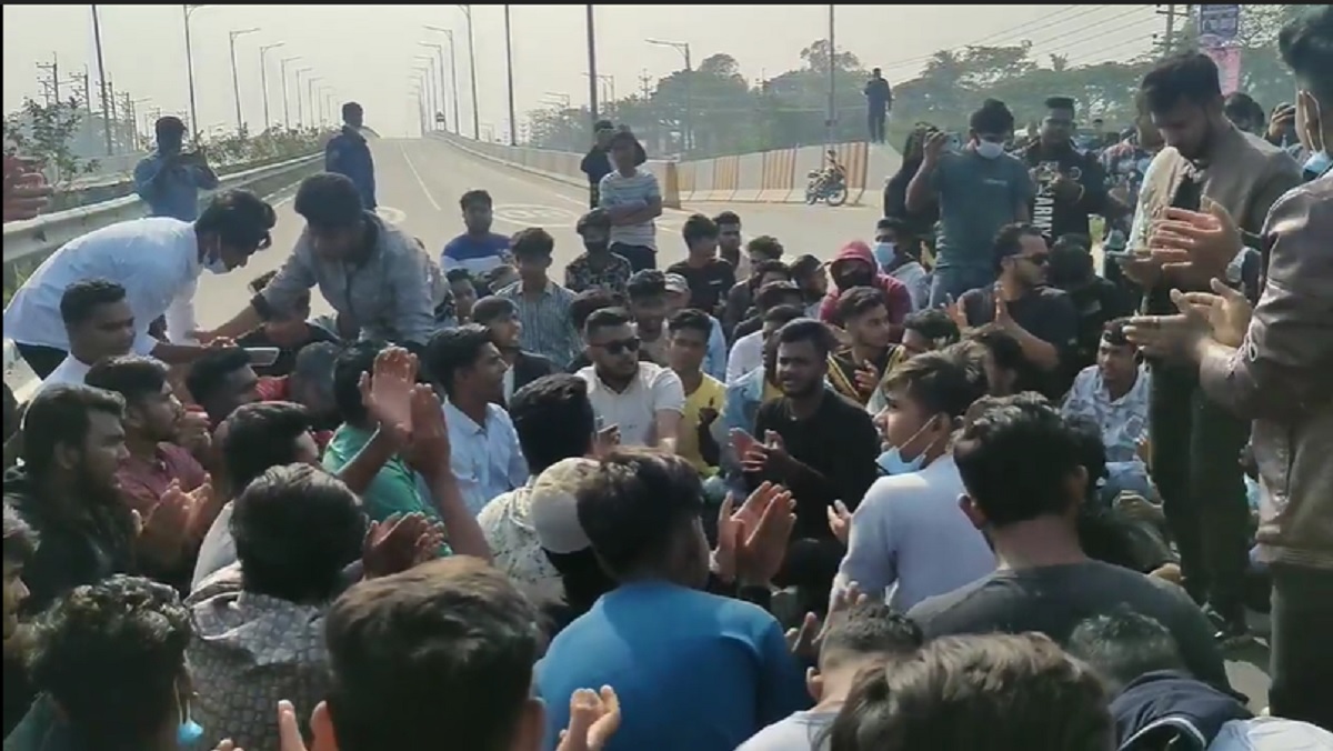 মুন্সিগঞ্জে ছাত্রলীগের কমিটি নিয়ে একাংশের সড়ক অবরোধ; পুলিশের ধাওয়া