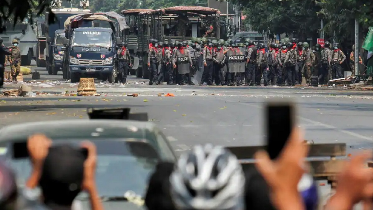 বিক্ষোভে ট্রাক তুলে দিয়েছে মিয়ানমার সেনাবাহিনী