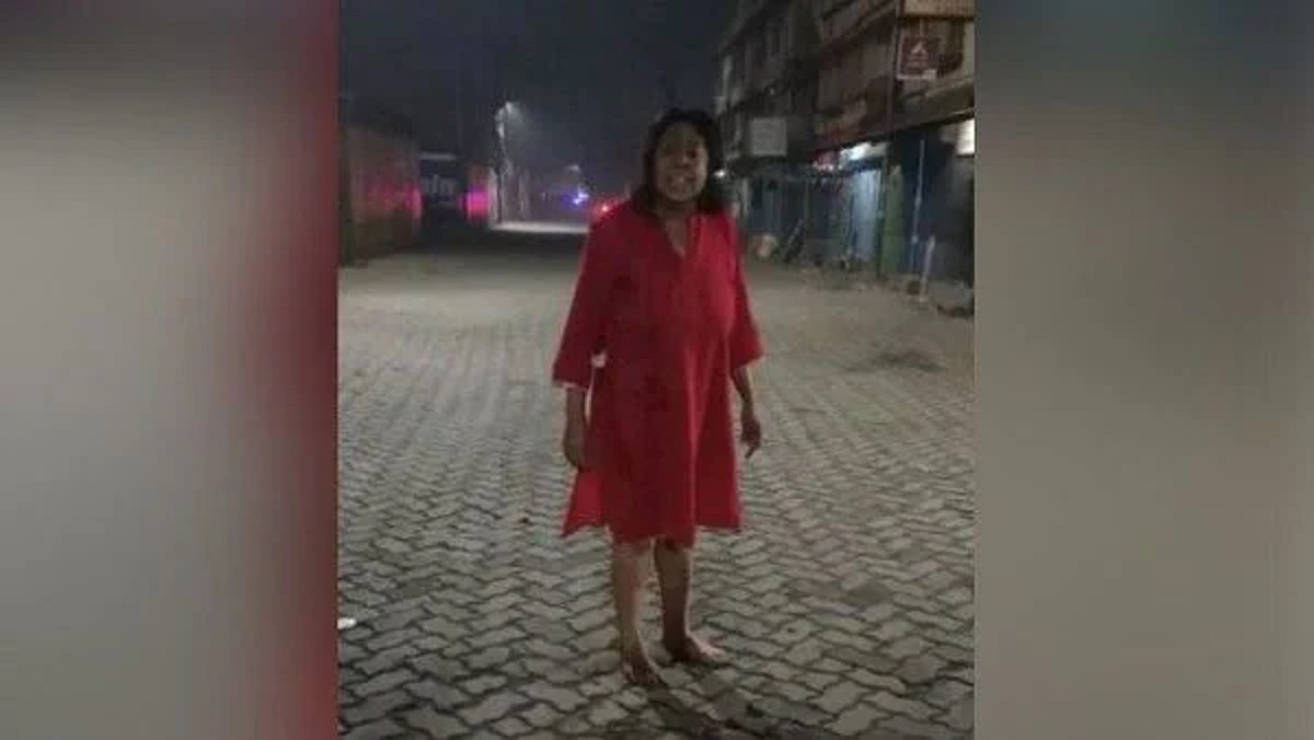 মধ্যরাতে এটিএম বুথের ভিতর থেকে উদ্ধার মদ্যপ নারী