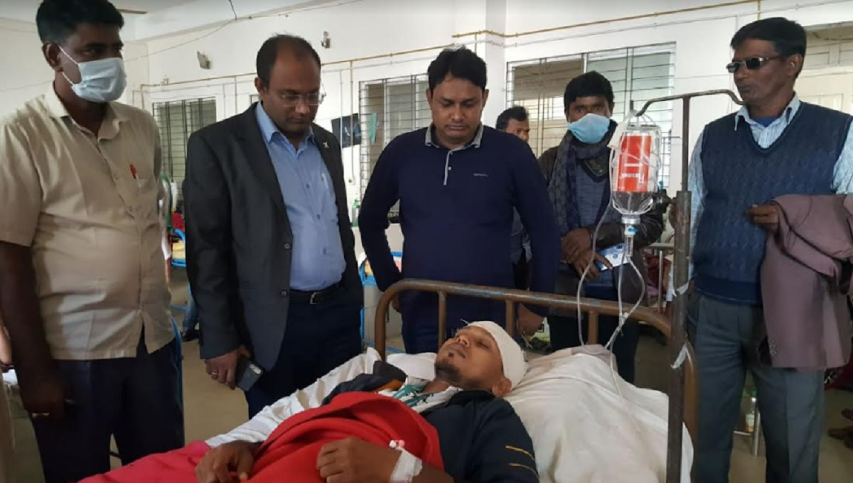 ফুল দিতে গিয়ে আ’লীগ-বিএনপি সংঘর্ষ, সাংবাদিকসহ আহত ১০