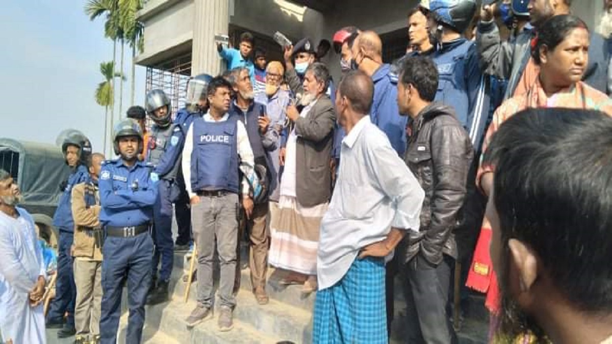 রংপুরে ভোটকেন্দ্রের পাশে নৌকা প্রতীকের সিলসহ ব্যালট পেপার উদ্ধার