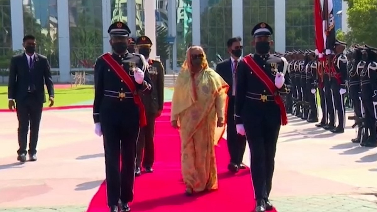 প্রধানমন্ত্রীকে আনুষ্ঠানিকভাবে স্বাগত জানালেন মালদ্বীপের প্রেসিডেন্ট