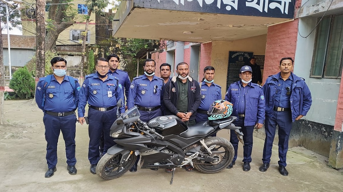 মোটরসাইকেল গতিরোধ করে রাব্বি, গুলি করে নজরুল