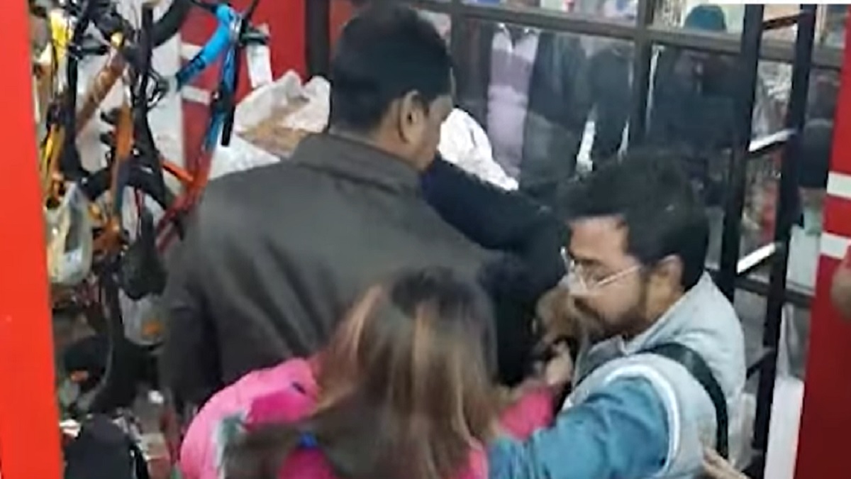 প্রেমিকের স্ত্রীর সঙ্গে প্রেমিকার চুলোচুলি