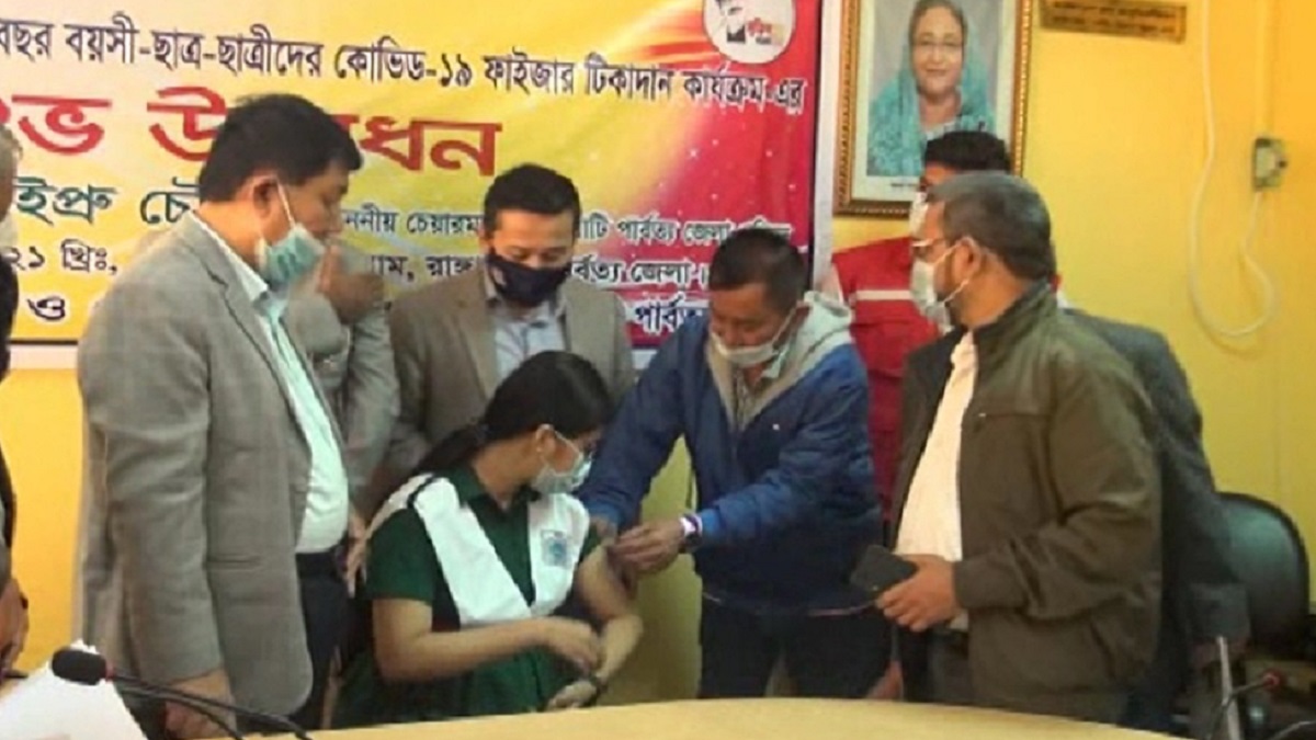 রাঙ্গামাটিতে স্কুল শিক্ষার্থীদের দেয়া হচ্ছে করোনার টিকা