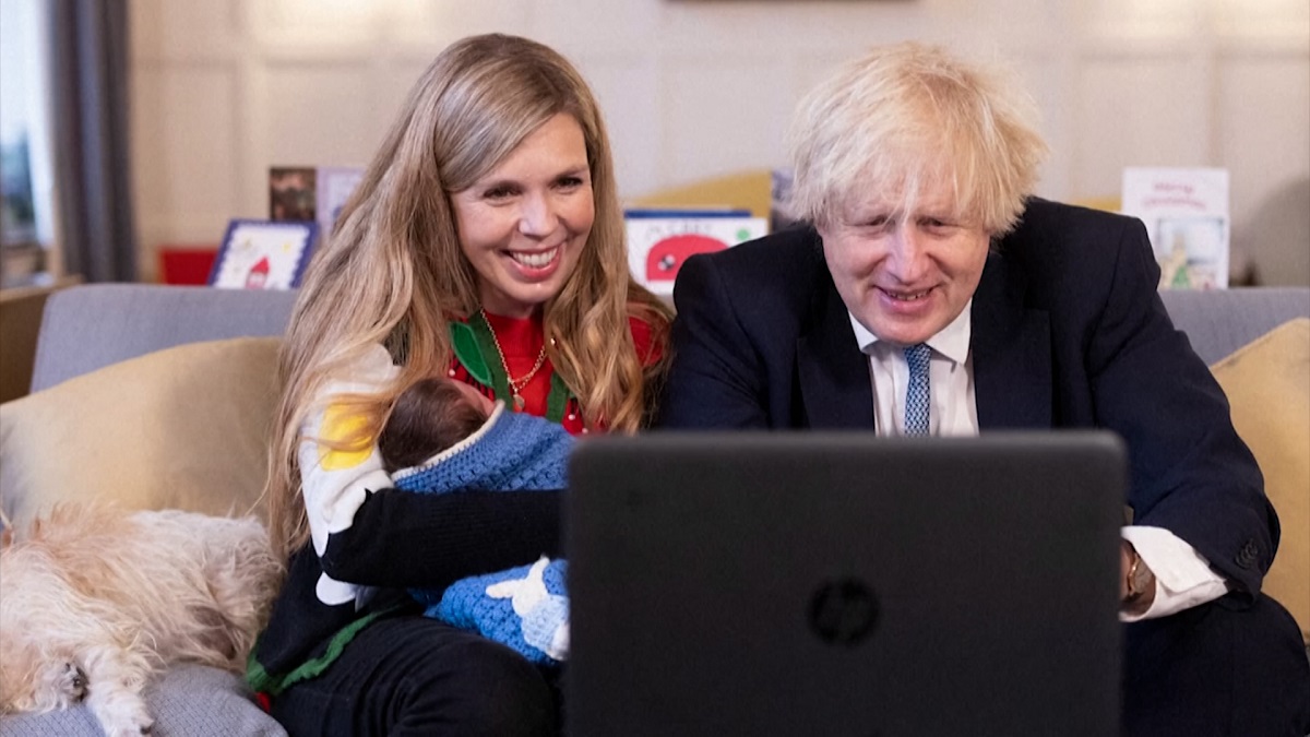 প্রথমবারের মতো ছোটমেয়েকে নিয়ে প্রকাশ্যে বরিস জনসন