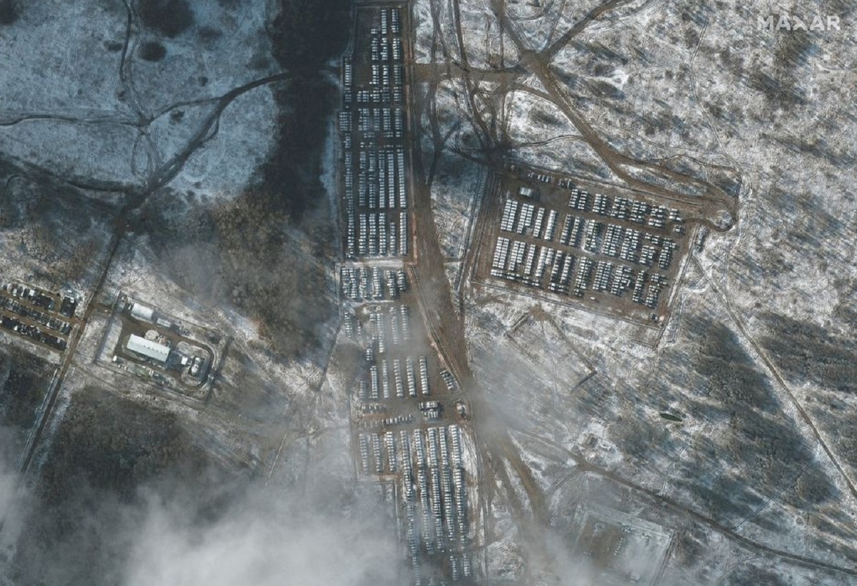 ইউক্রেন সীমান্তে সামরিক শক্তি বাড়াচ্ছে রাশিয়া, ধরা পড়লো স্যাটেলাইট ইমেজে