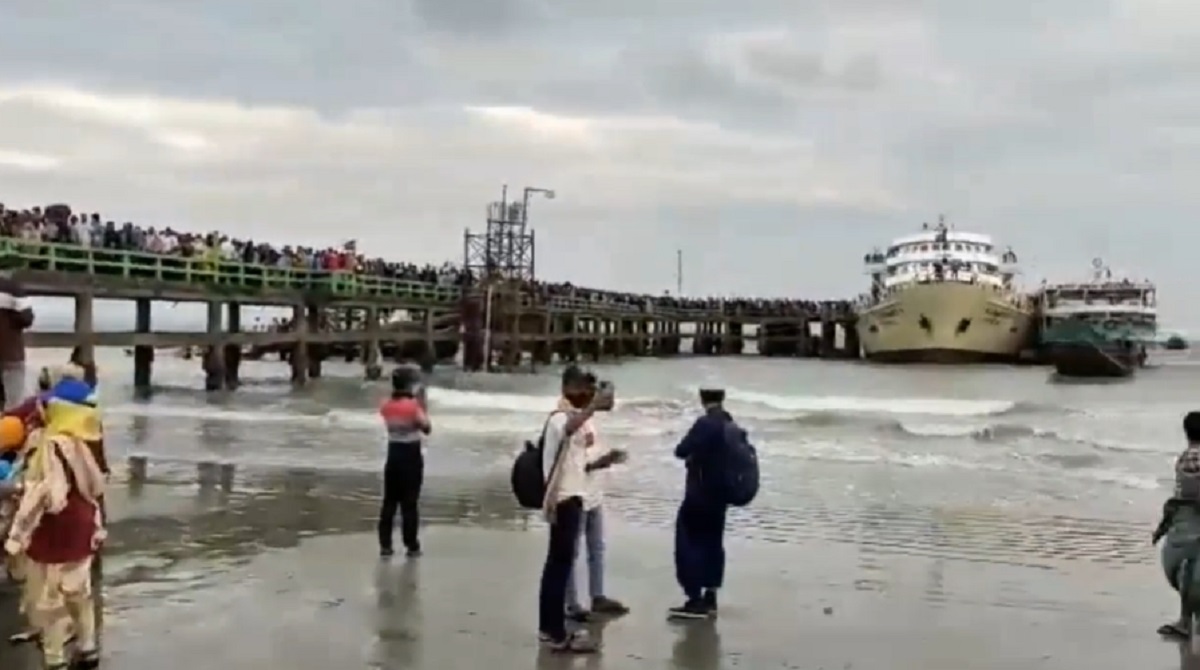 সেন্টমার্টিনে জাহাজ চলাচল শুরু, ফিরছেন আটকে পড়া পর্যটকরা