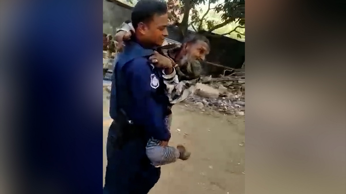 প্রতিবন্ধী বৃদ্ধকে কোলে করে ভোটকেন্দ্রে নিয়ে গেলেন পুলিশ সার্জেন্ট