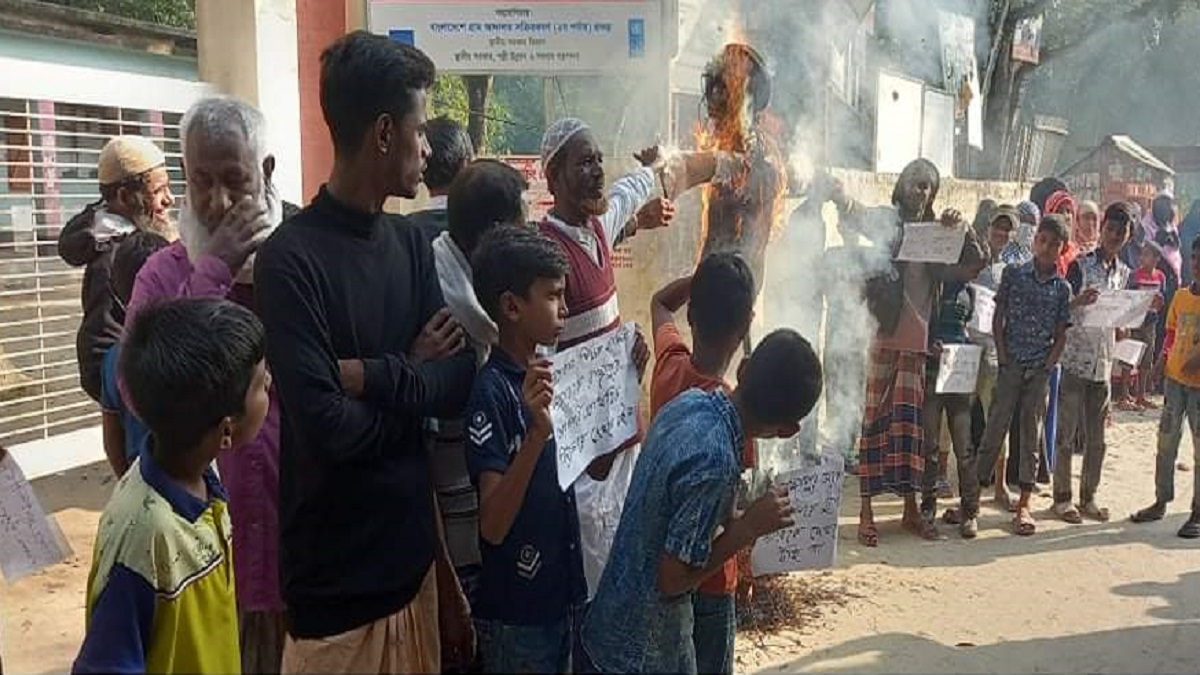 বিজয় দিবস পালন না করে প্রধান শিক্ষকের কুশপুত্তলিকা দাহ