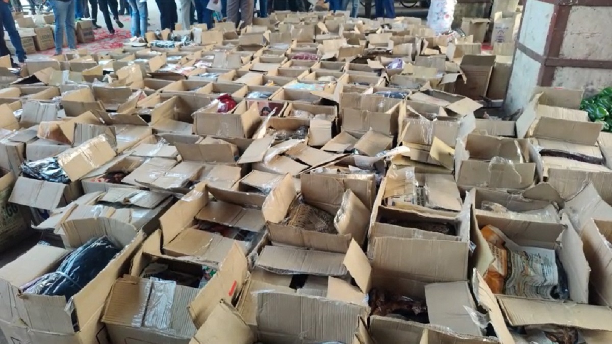 ক্যাপসিকামের বাক্সে লুকিয়ে আধা কোটি টাকার ওষুধ, সীসার উপকরণ ও ভারতীয় পোশাক