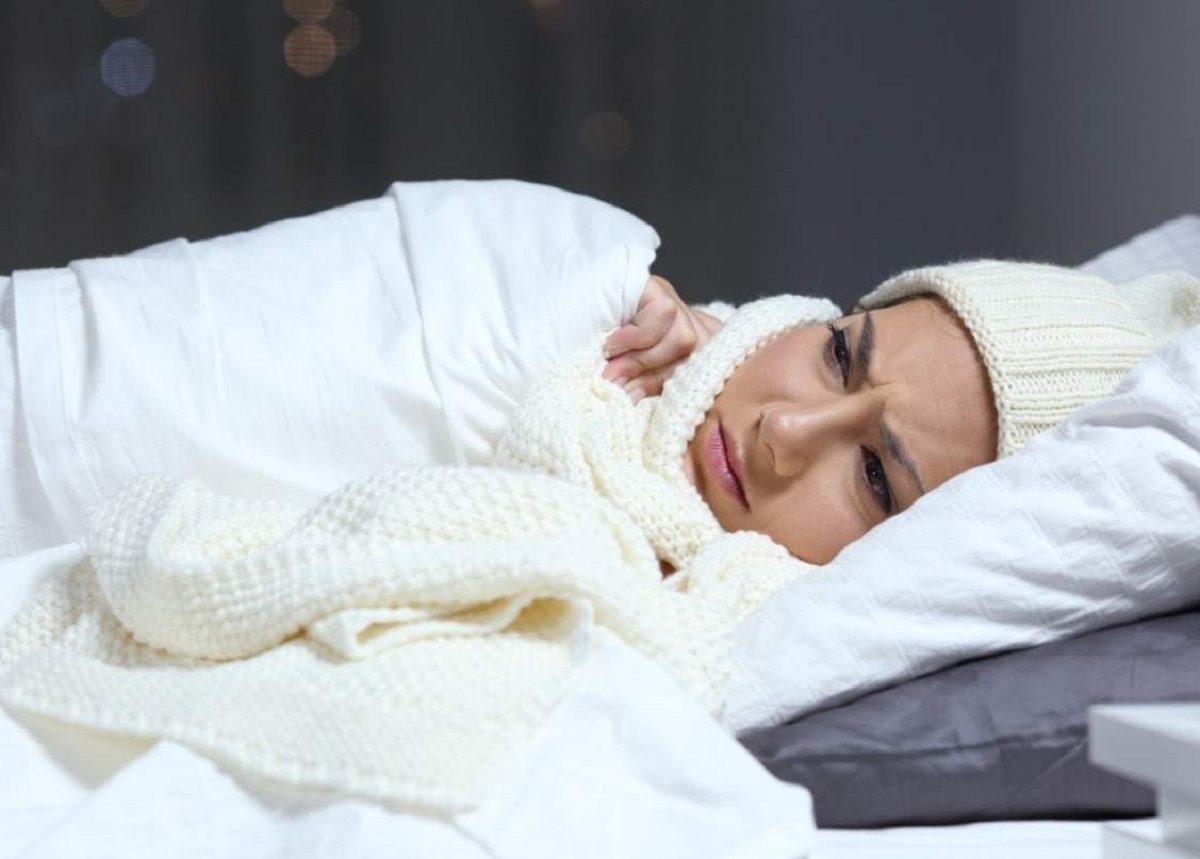 মোজা-সোয়েটার পরে ঘুমাচ্ছেন! জেনে নিন কী মারাত্মক ক্ষতি হচ্ছে এর ফলে