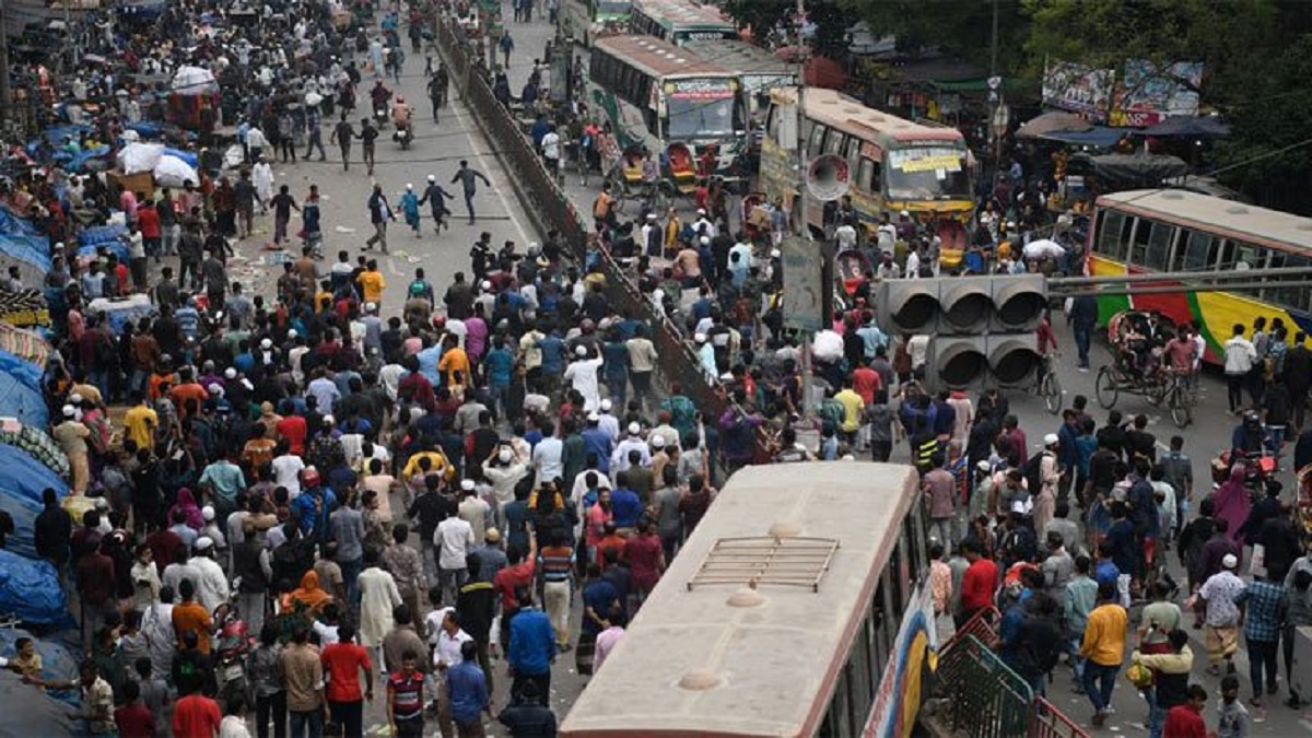 ঢাকায় রোড ডিভাইডারে আবারও উঠে গেলো বাস, নিহত যুক্তরাষ্ট্র প্রবাসী
