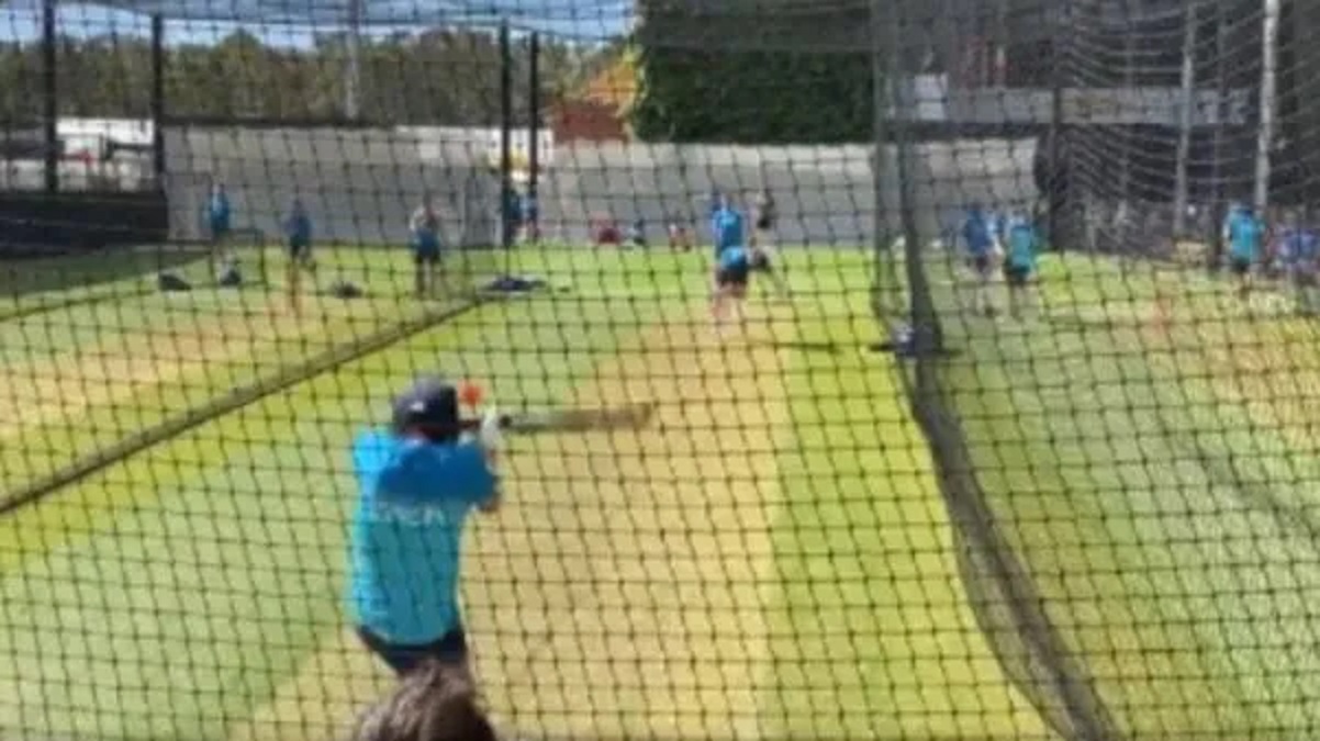 স্টোকসের বাউন্সার লাগল রুটের হেলমেটে, চলছে সমালোচনা