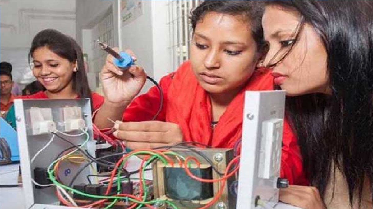 মানুষের চাকরি যাচ্ছে যন্ত্রের দখলে, কতটা প্রস্তুত বাংলাদেশ?