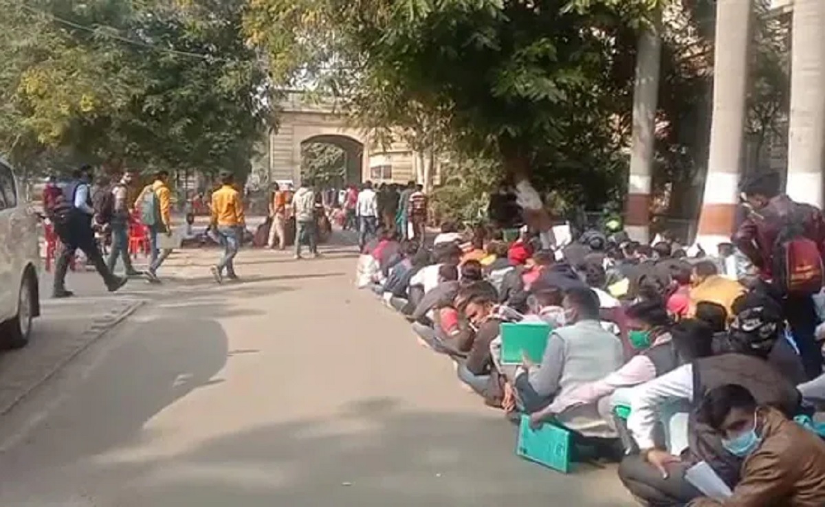 পিএইচডিধারীরাও চান পিয়নের চাকরি, ১৫ পদে আবেদন ১১ হাজার