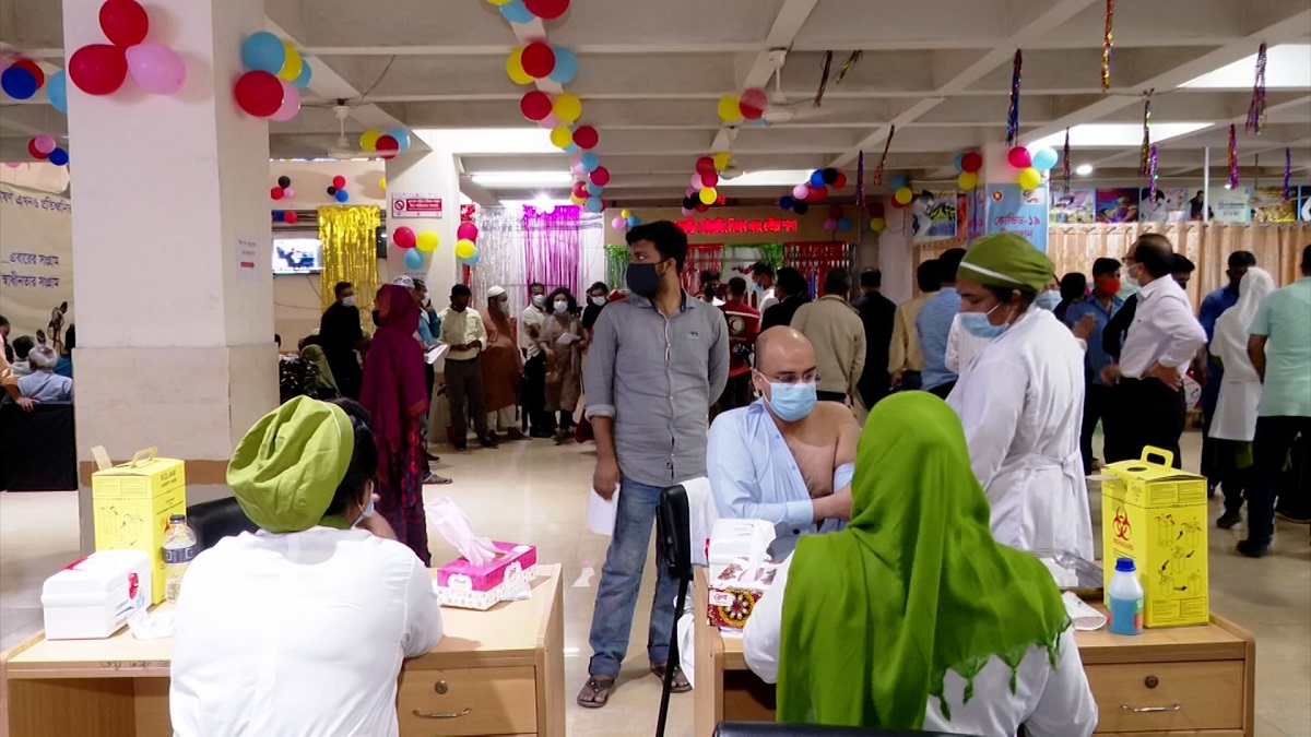 আগে সবার জন্য টিকা নিশ্চিত করুন, এরপর বুস্টার ডোজ: বিশেষজ্ঞ