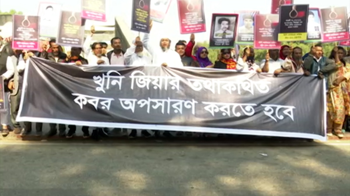 জিয়াউর রহমানের কবর জাতীয় সংসদ ভবন এলাকা থেকে অপসারণের দাবিতে মানববন্ধন