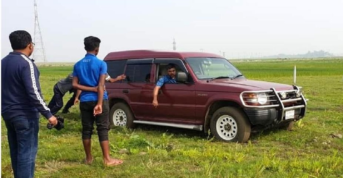 প্রথমবারের মতো দেশের এক উপজেলা সদরের সড়কে চার চাকার গাড়ি