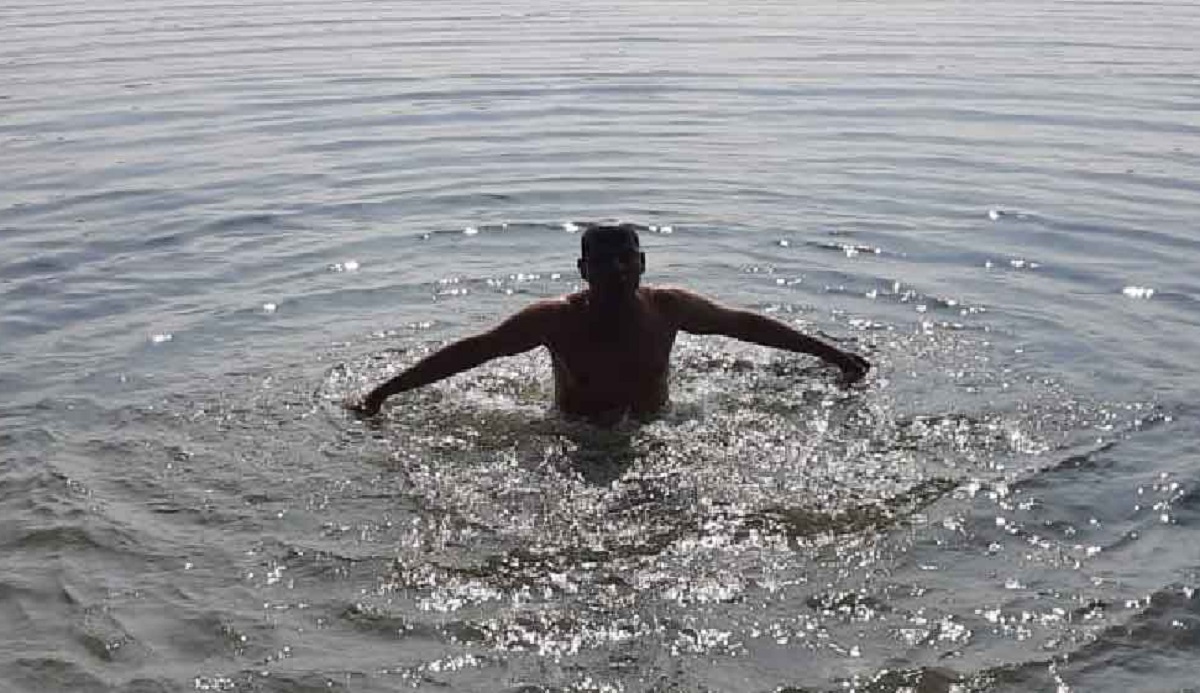 ঠান্ডা পানিতে ২০২২টি ডুব দিয়ে অভিনব কায়দায় বর্ষবরণ