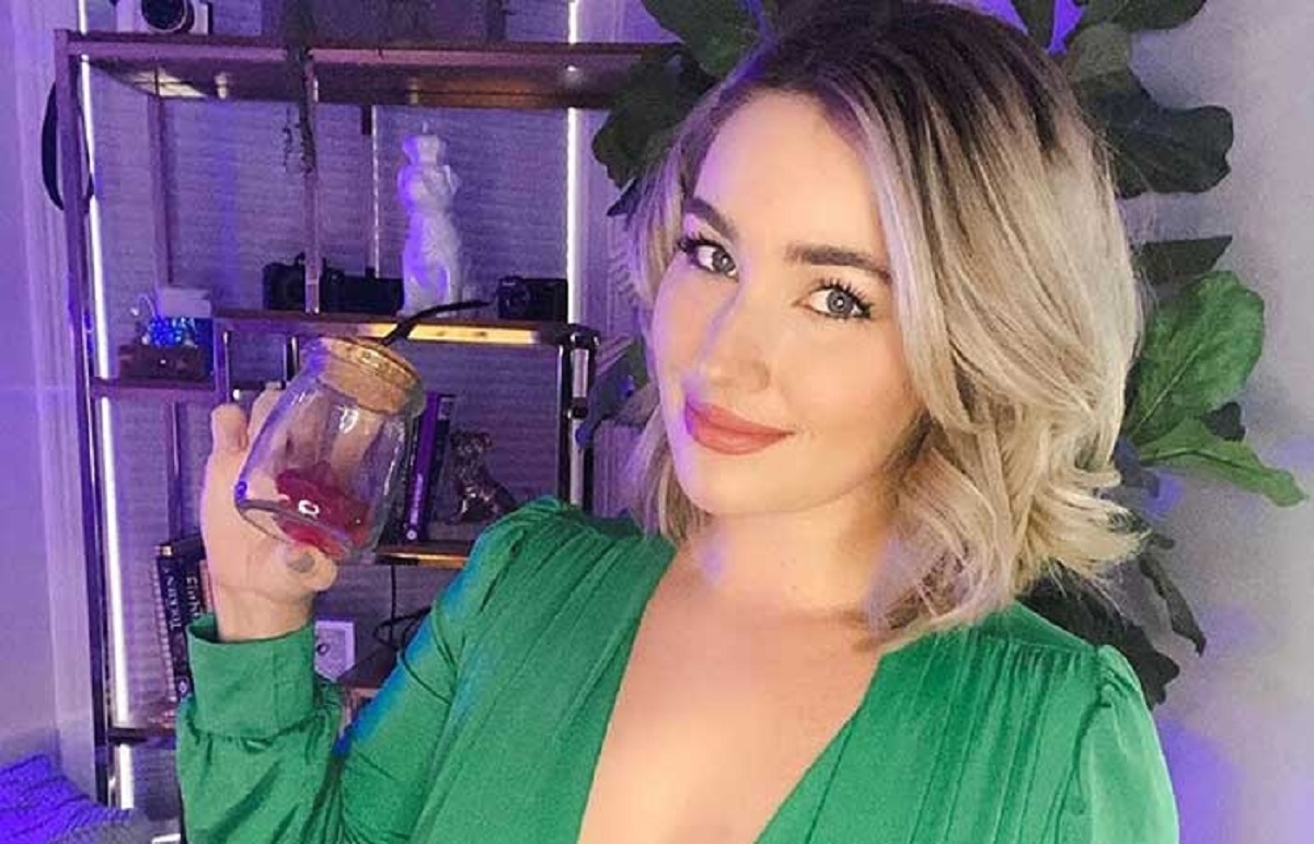 বোতলে বাতকর্ম বিক্রি করা সেই নারীর প্রেমে পড়লেন যুবক! অতপর…