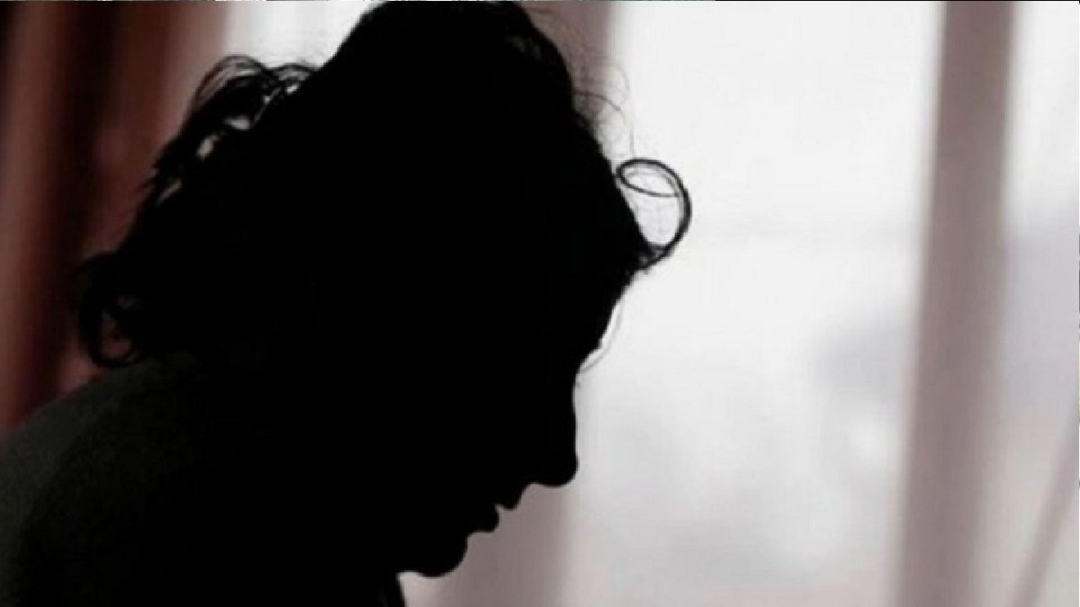 স্বামীর দ্বিতীয় বিয়ে আটকাতে স্ত্রীর অবস্থান ও অনশন