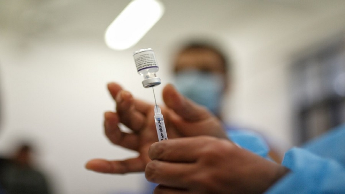 টিকার চতুর্থ ডোজ ওমিক্রন ঠেকাতে ‘আংশিক’ কার্যকর: গবেষণা