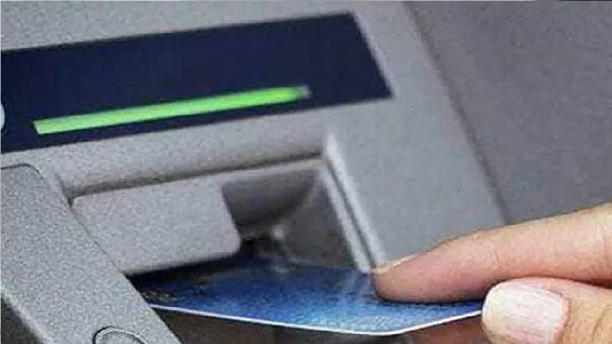 এটিএম থেকে টাকা তোলার সময় সবুজ আলোর দিকে খেয়াল রাখেন তো?