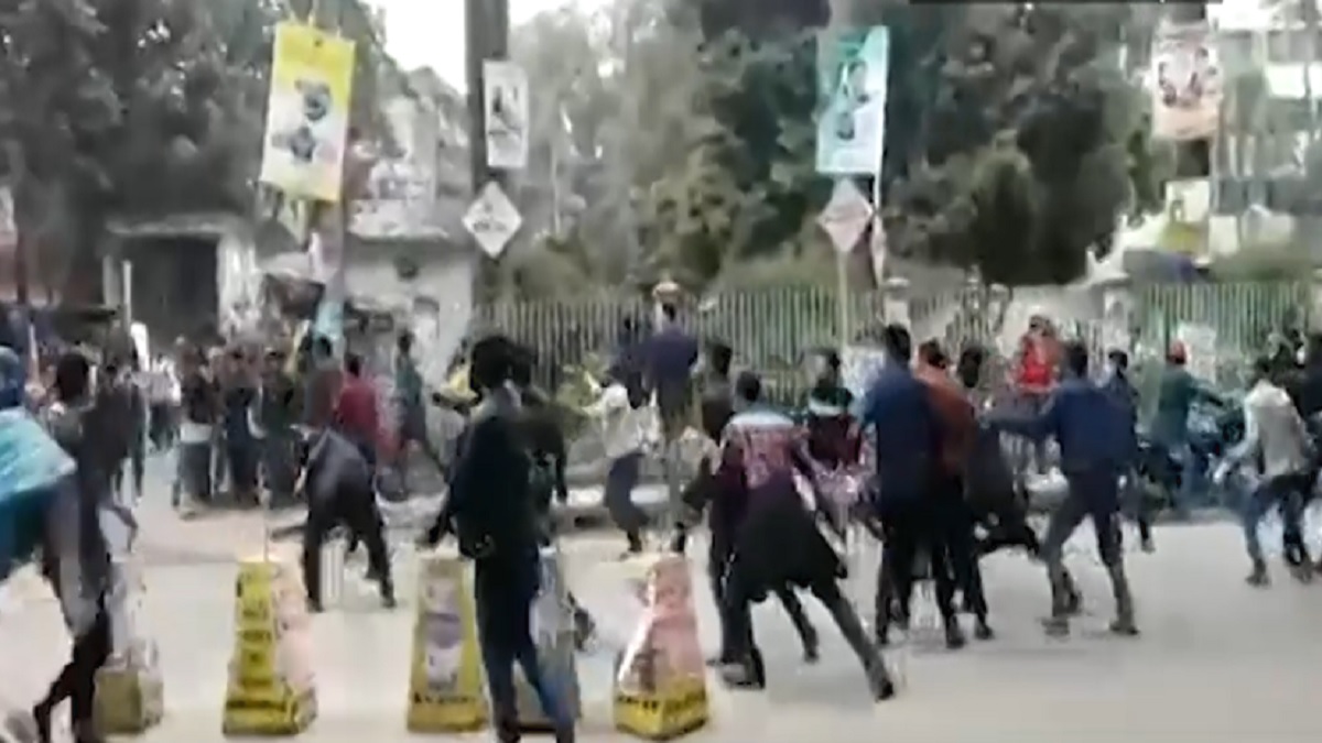 বগুড়ায় ছাত্রদল ও ছাত্রলীগের ধাওয়া-পাল্টা ধাওয়া, বিএনপির অফিস ভাঙচুরের অভিযোগ