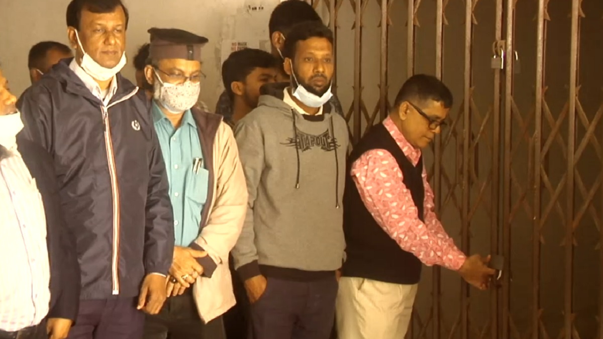 কুবির রেজিস্ট্রারের পদত্যাগের দাবিতে ভবনের মূল ফটকে তালা