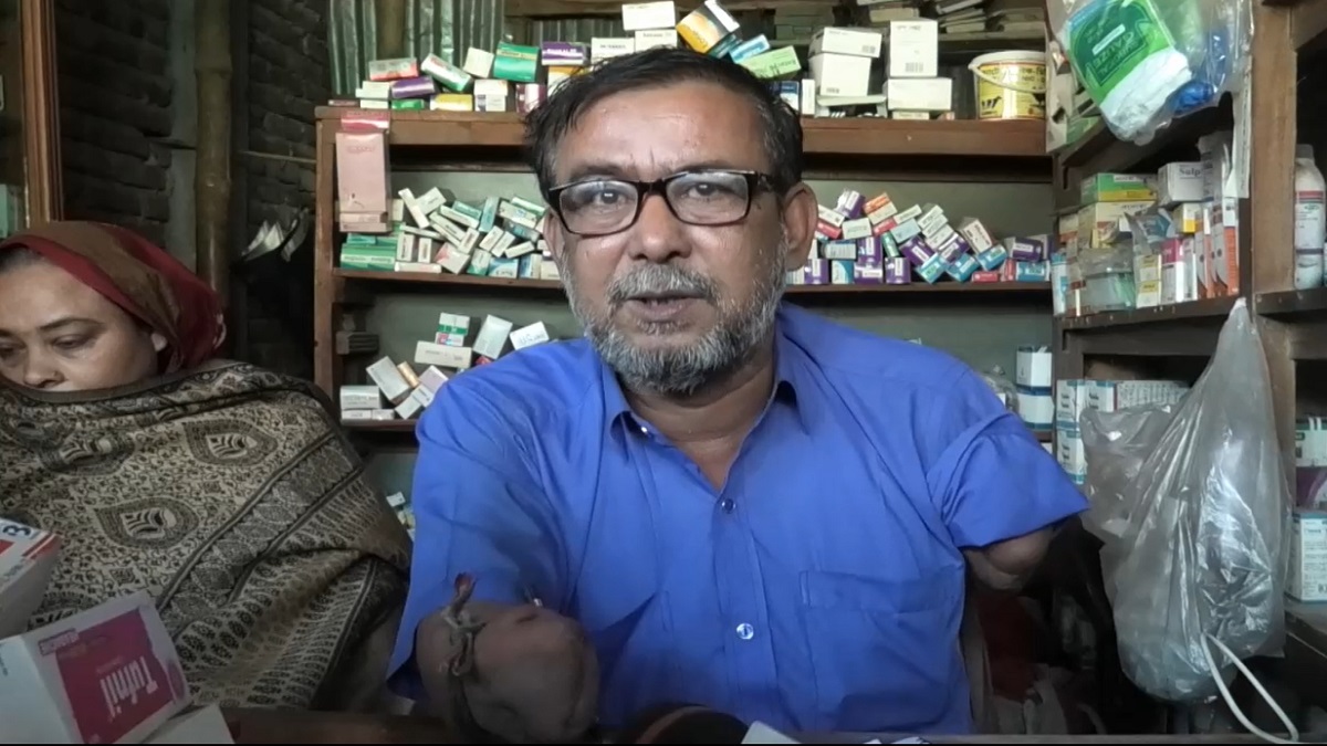 হাত-পা ছাড়াও জীবন যুদ্ধে এগিয়ে যাওয়ার নজির স্থাপন করলেন জব্বার হাওলাদার