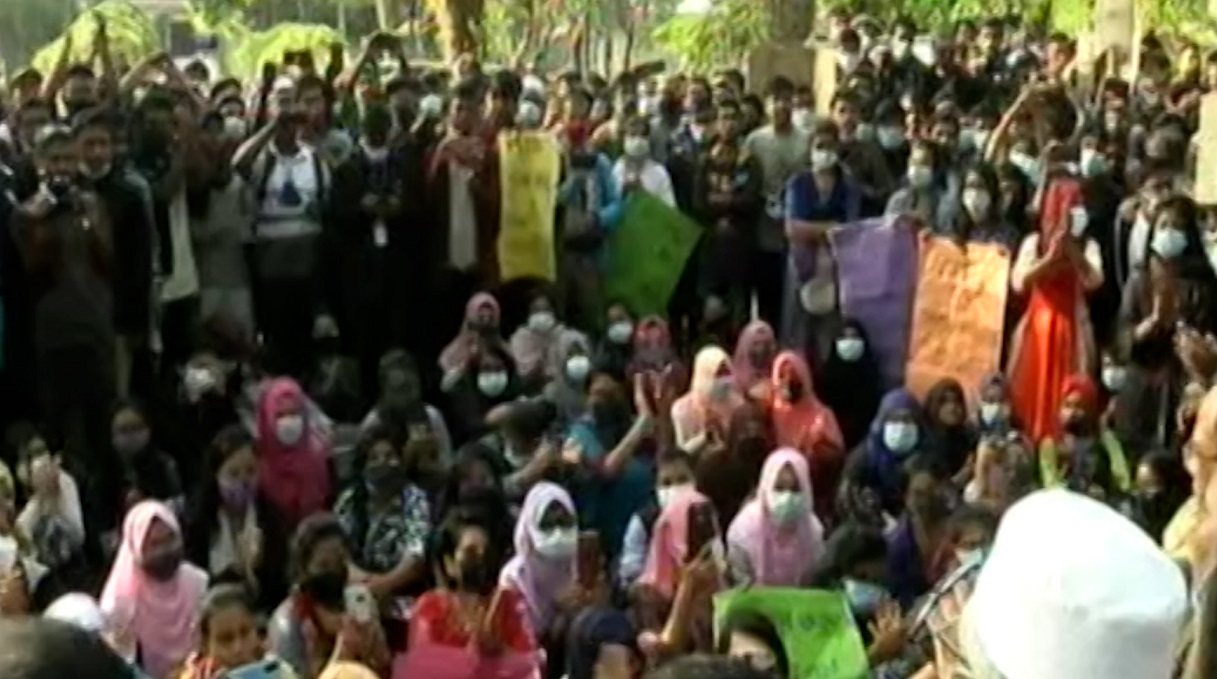 হল ছাড়তে নানা ভয়ভীতি প্রদর্শন, শিক্ষার্থীদের অভিযোগ