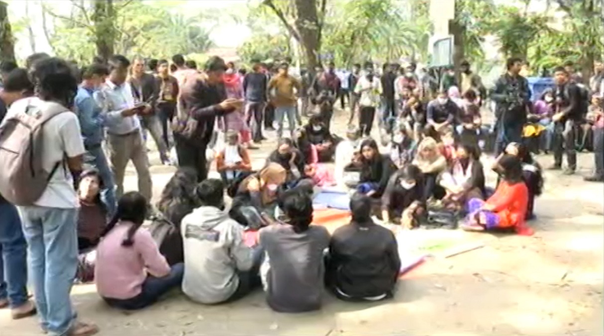 ভিসির পদত্যাগের দাবিতে শাবিপ্রবি শিক্ষার্থীদের আমরণ অনশন