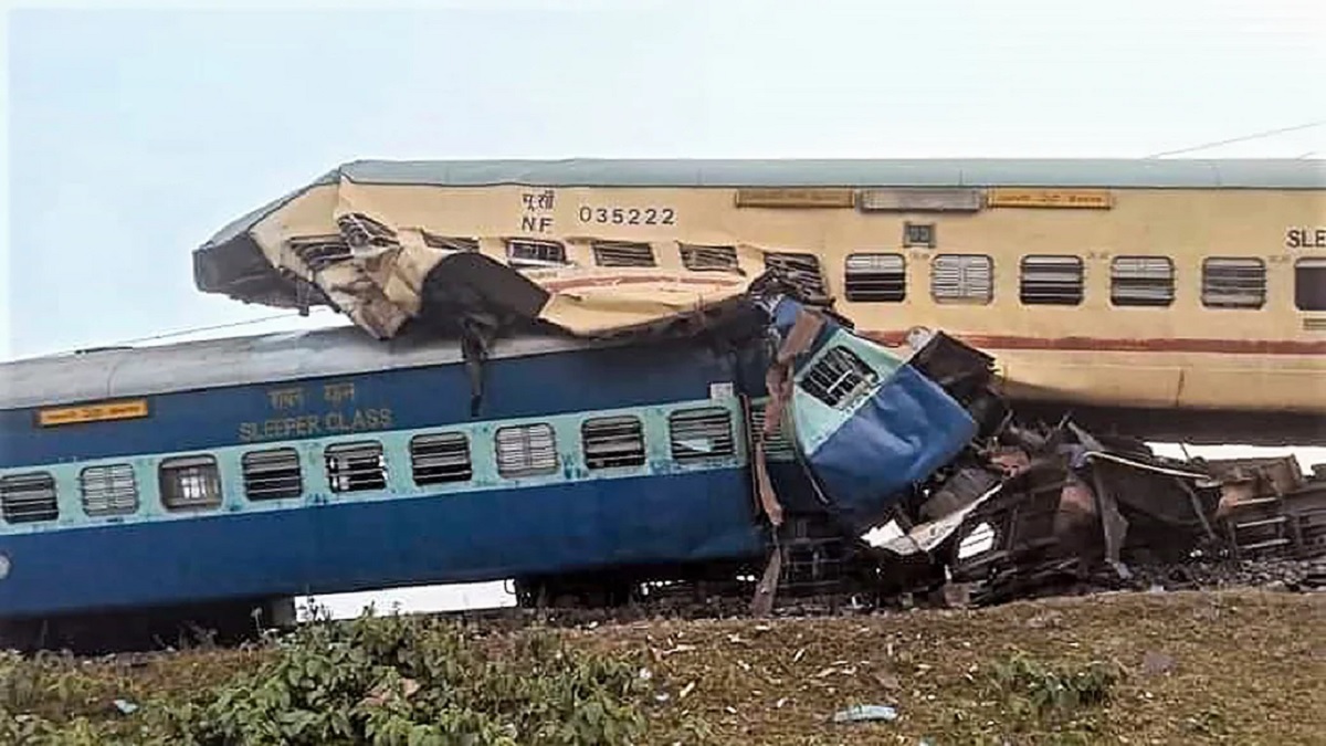 জলপাইগুড়ির ট্রেন দুর্ঘটনায় নিহত ৯