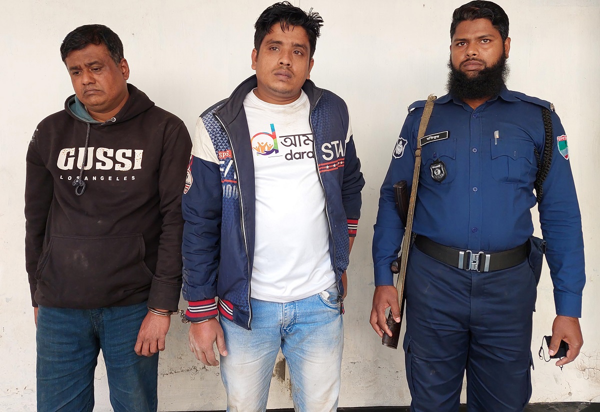 বাসে ব্যবসায়ীর লাখ টাকা ছিনতাই, অজ্ঞান পার্টির দুই সদস্য গ্রেফতার