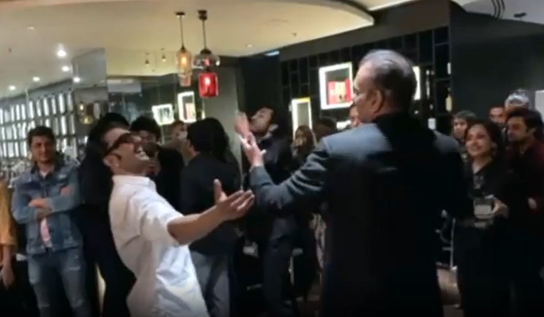 নেচে ভাইরাল এই দুই তারকাকে চেনা যায়?