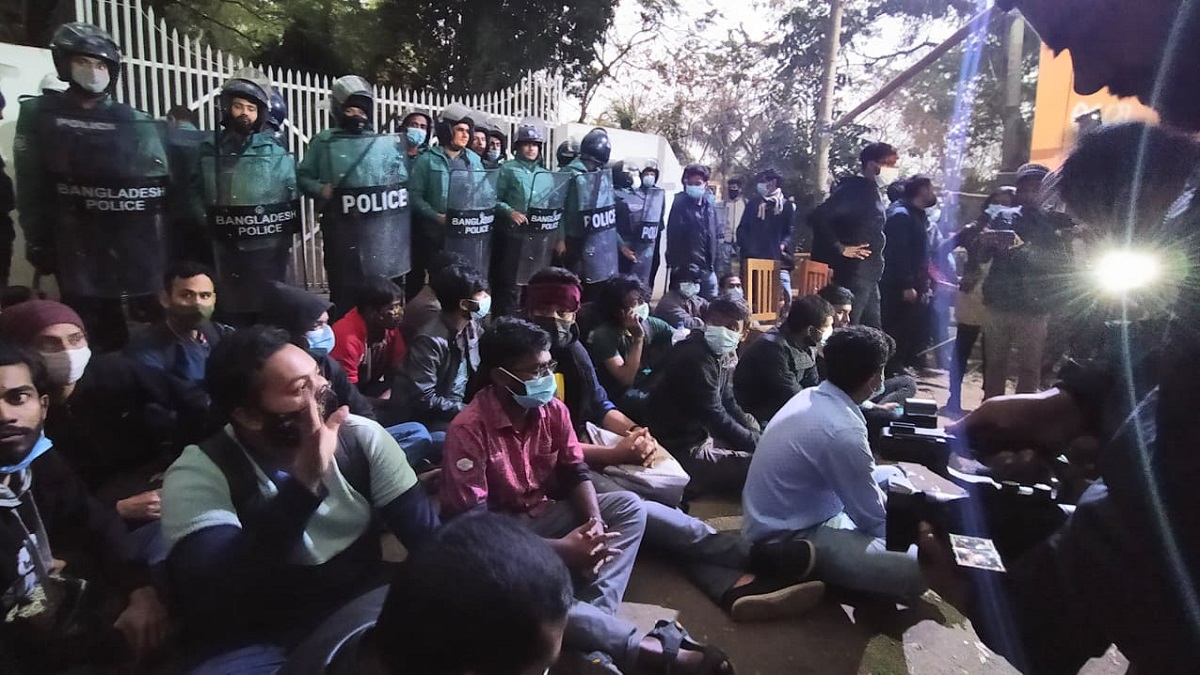 উপাচার্য ও শিক্ষার্থীদের জন্য আনা খাবার ফিরিয়ে দিলো শাবিপ্রবির আন্দোলনকারীরা