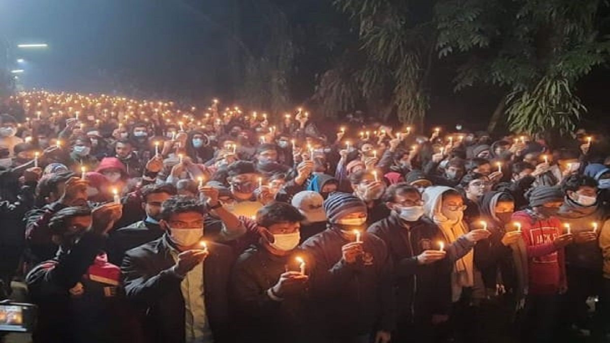 শাবিপ্রবিতে উপাচার্যের পদত্যাগের দাবিতে আলোক প্রজ্জ্বলন