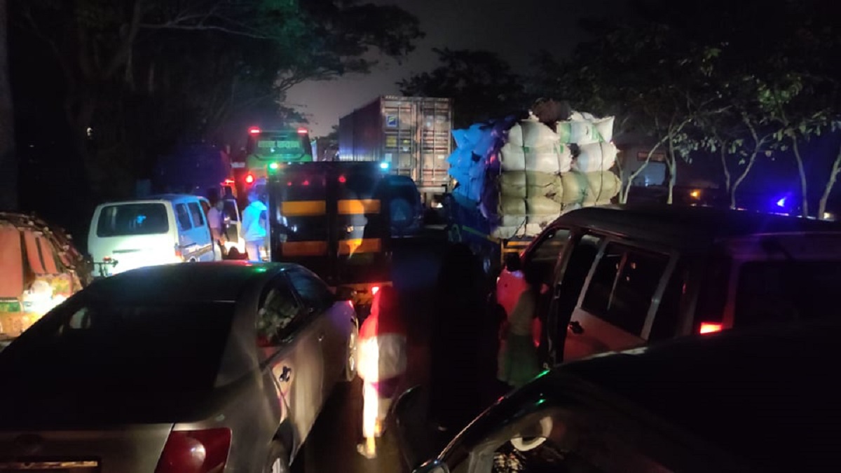 ঢাকা-চট্টগ্রাম মহাসড়কে তীব্র যানজট