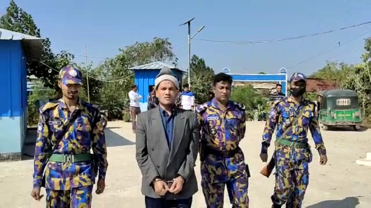 আরসা’র প্রধান নেতা আতাউল্লাহর ভাই অস্ত্র ও মাদকসহ আটক